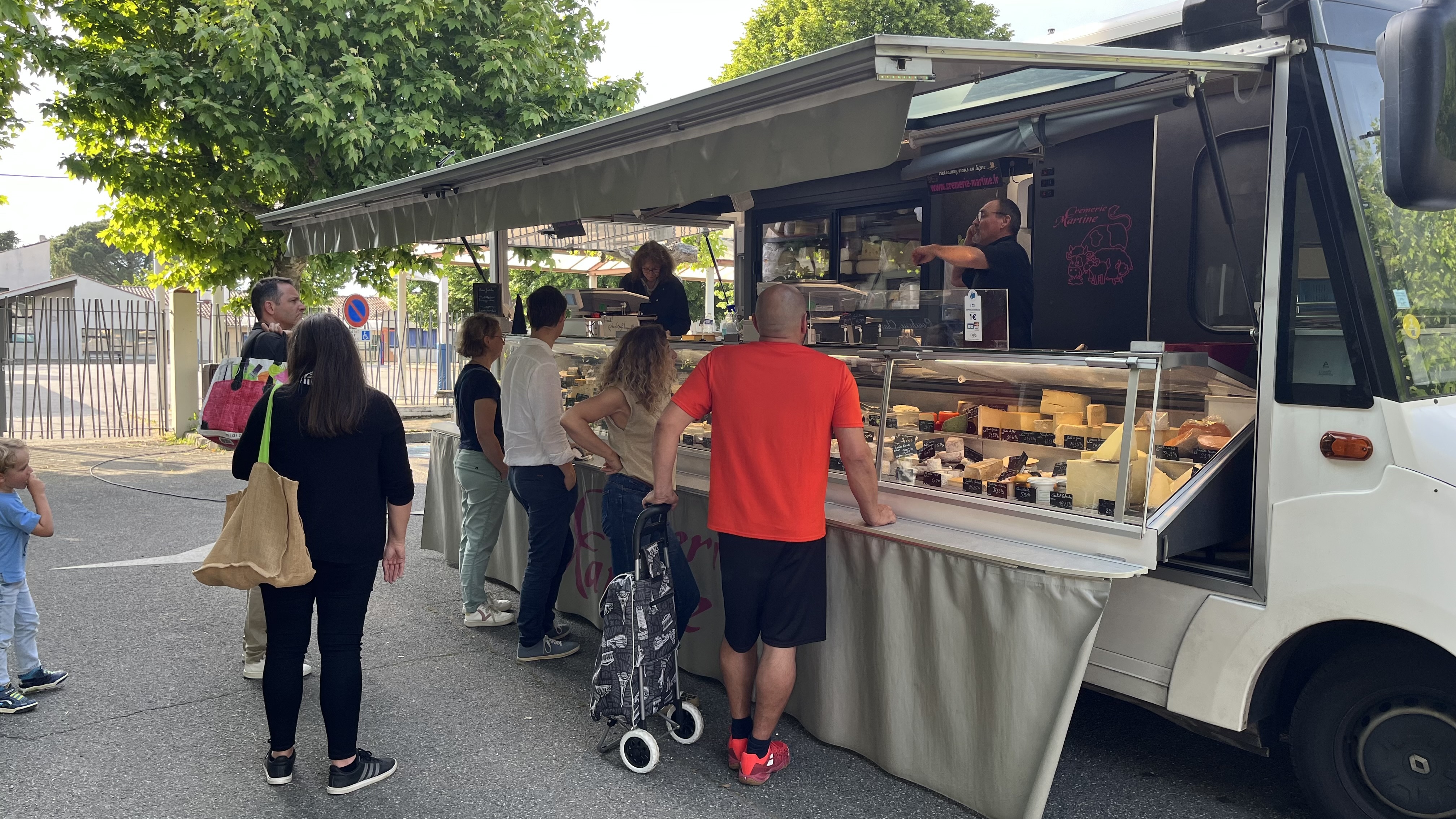 Crémerie sur le marché de plein vent