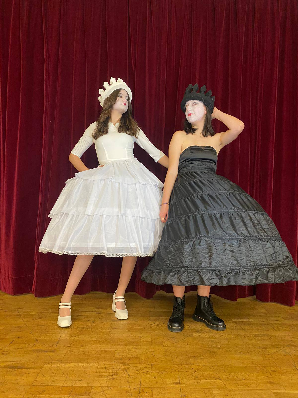 reines blanche et noire photo 2 pour Théâtre.JPG