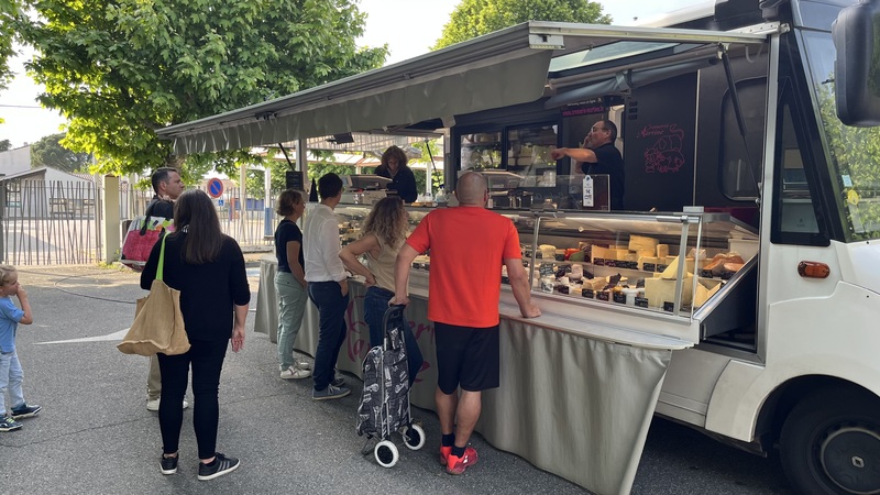Crémerie sur le marché de plein vent